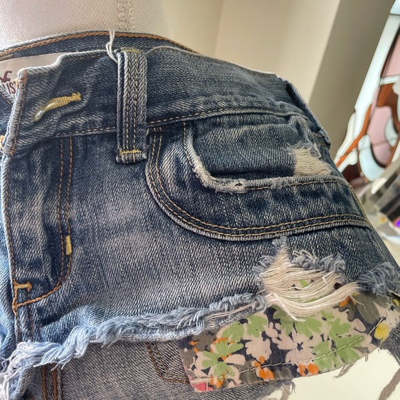Hollister cut off Jean shorts - Picture 3 of 8
